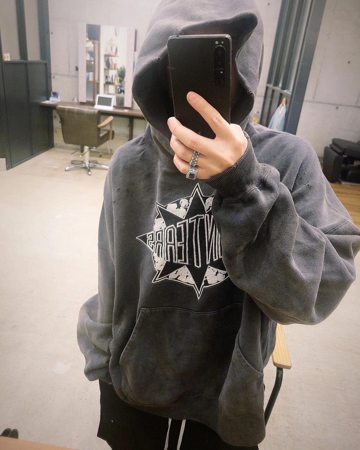 DENIM TEARS x SAINT Mxxxxxx SAINT TEARS Hoodie/BLK Five-pointed star cotton hole-in-the-dark distressed hoodie, washed black S-XL Assute dyeing, whole piece sprayed with horse fade/horse weight, co-branded main mark/cotton wash mark/cherub mark, many hanging holes on the front and rear panels, the original version has the same loose fit